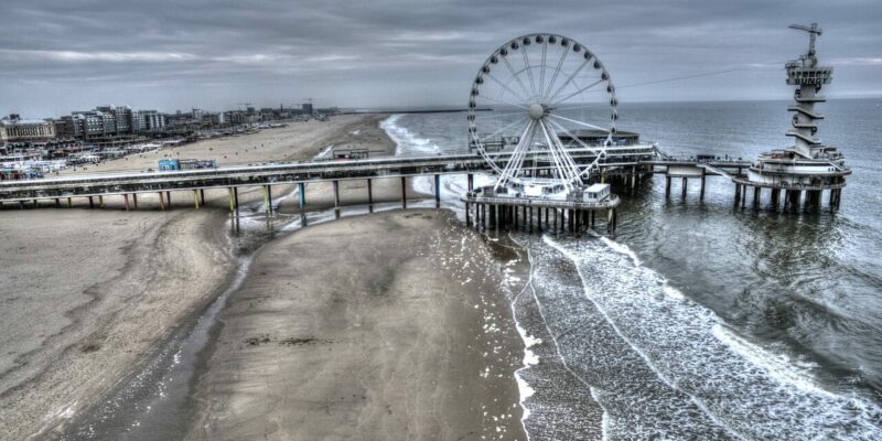 Der Pier von Scheveningen direkt am Strand Der Pier von Scheveningen direkt am Strand