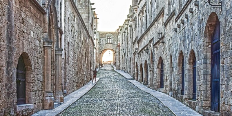 Ritterstraße in der Altstadt von Rhodos (Sitz des Johanniterordens) Die mittelalterliche Ritterstraße (Odos Ippoton) in der UNESCO-Altstadt von Rhodos, eine der besterhaltenen gotischen Straßen Europas mit Steinhäusern der Johanniter, Kieselpflaster und einem gotischen Torbogen am Ende der Gasse