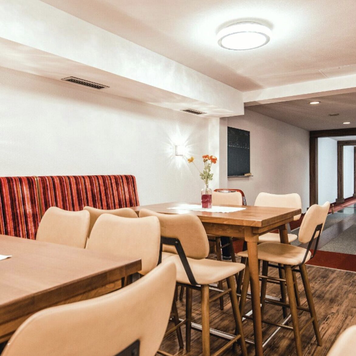 Kegelbahn mit stilvollem Sitzbereich