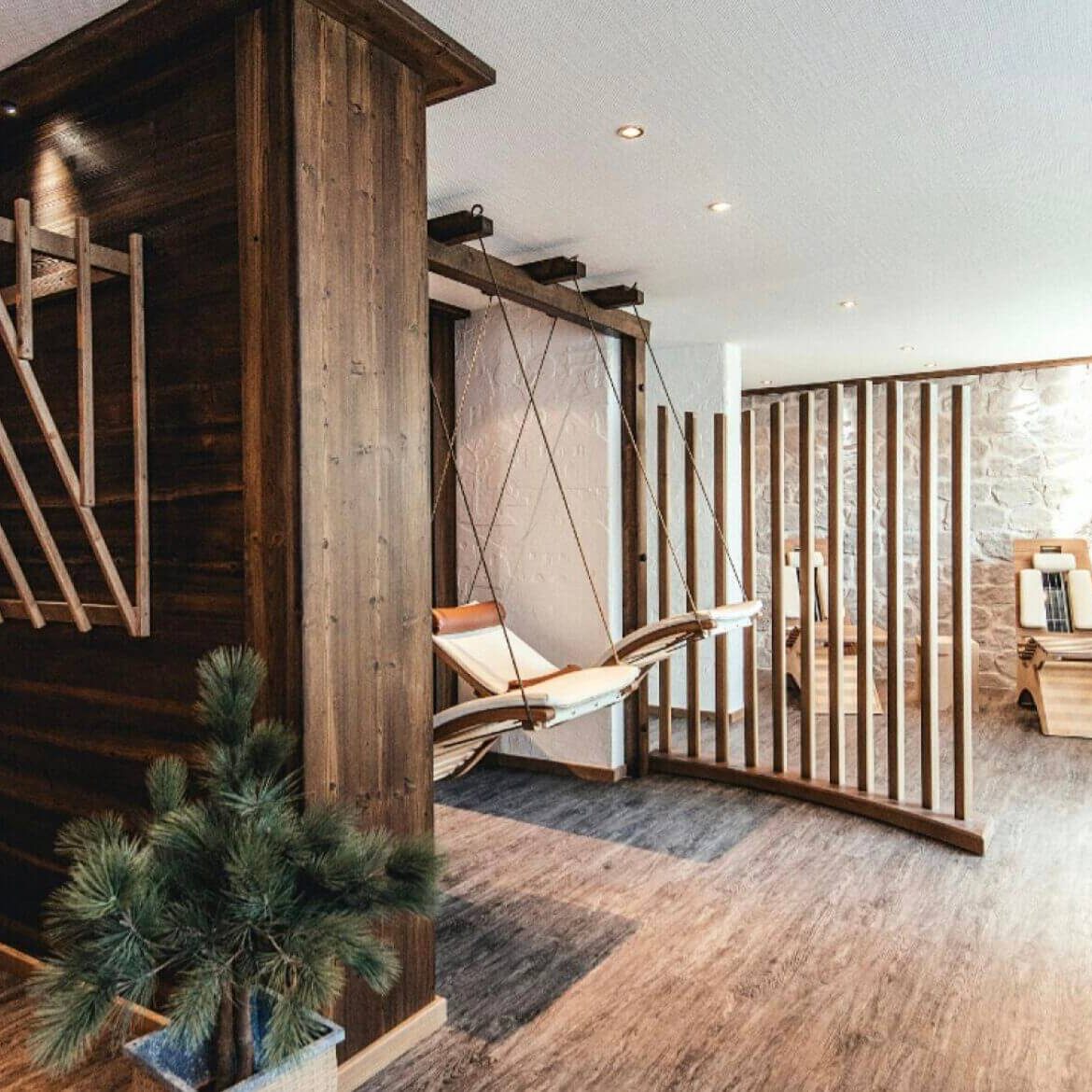 Ruheoase mit Holz- und Steinelementen für entspannte Momente