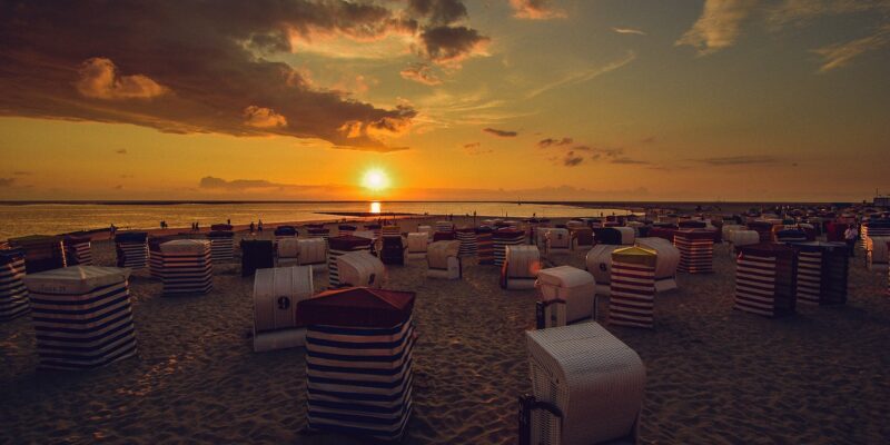 Sonnenuntergang am Borkum Nordbad mit Strandkörben.