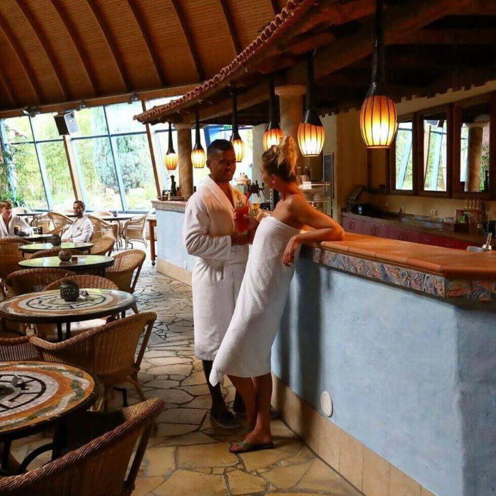 Gemütliche Bar- und Loungebereich mit entspannter Atmosphäre