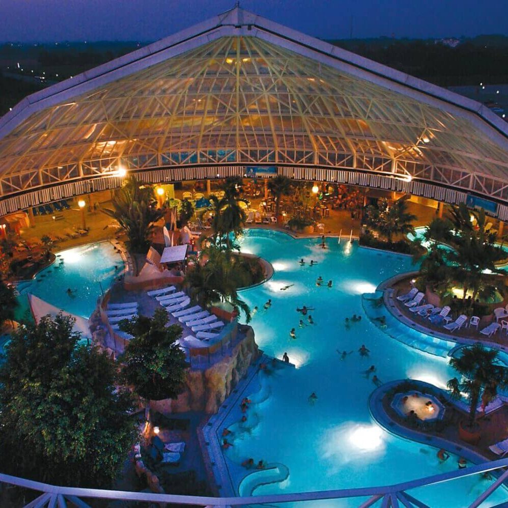 Geöffnete Glaskuppeln der Therme Erding