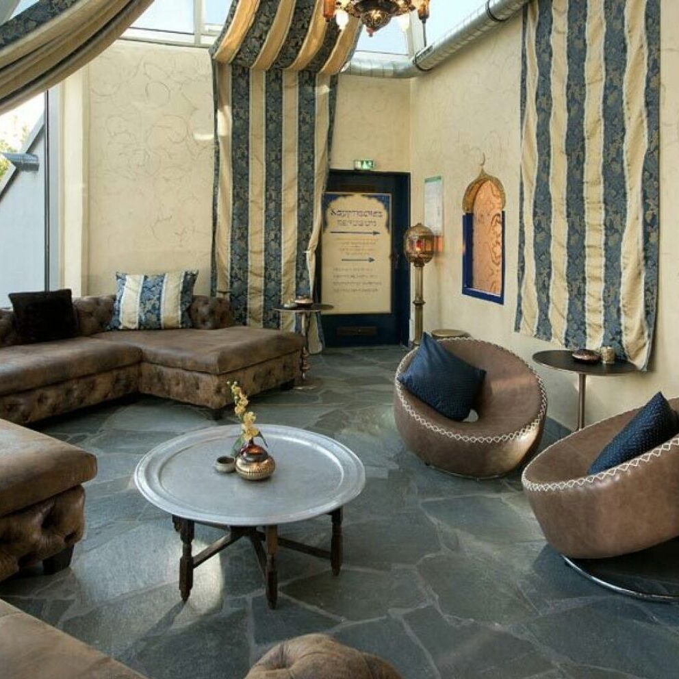 Orientalisch inspiriertes Ruhezimmer mit luxuriösen Sitzmöbeln