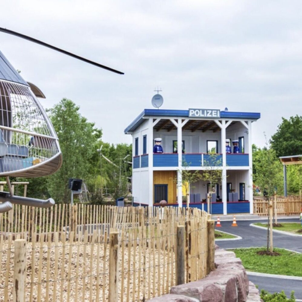 Polizei und GoKart-Parcours