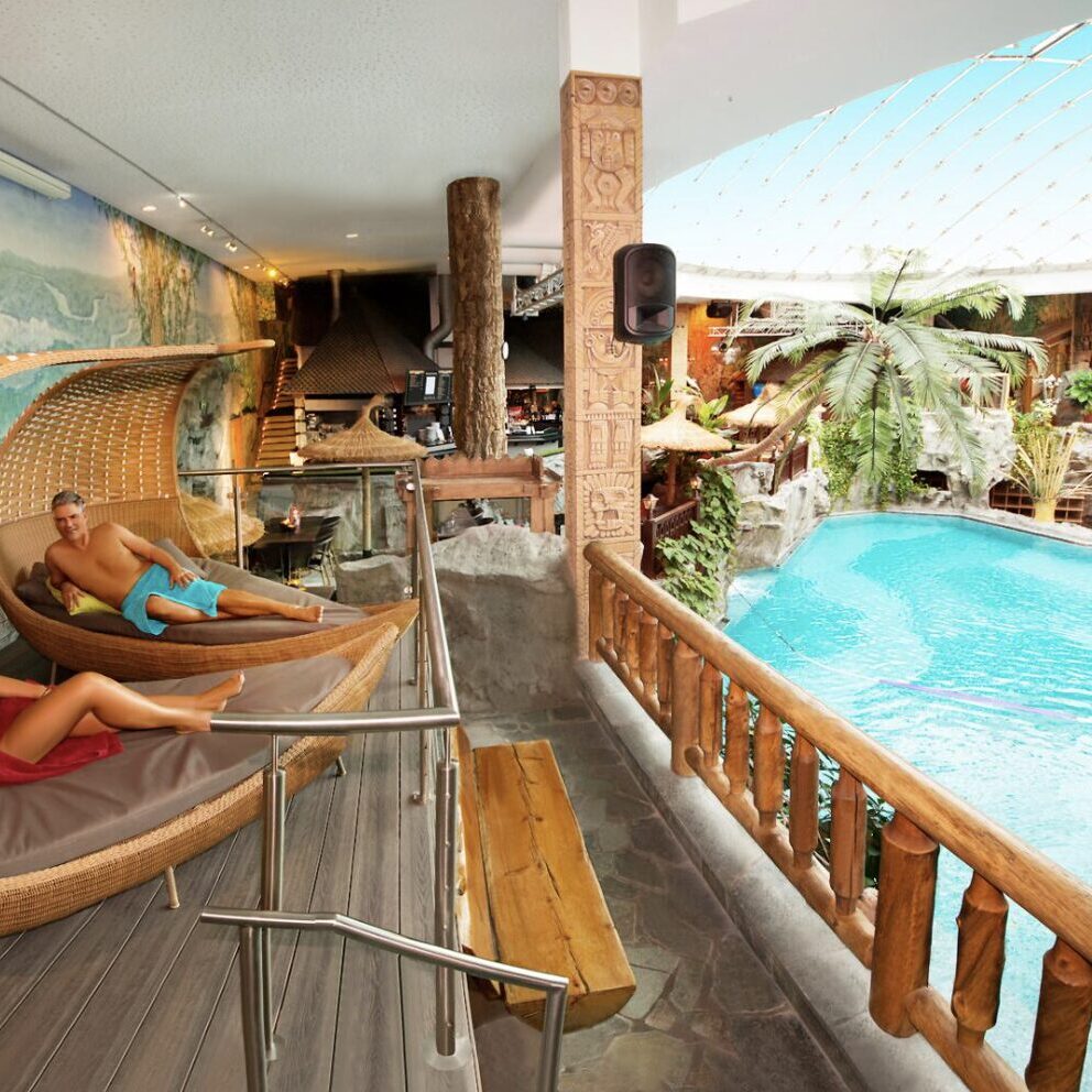 Schwimmbecken mit Liegen