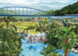 Weitläufiger Pool der Palmenoase mit zahlreichen Palmen, Glasdach und Blick auf die Schwarzwaldberge