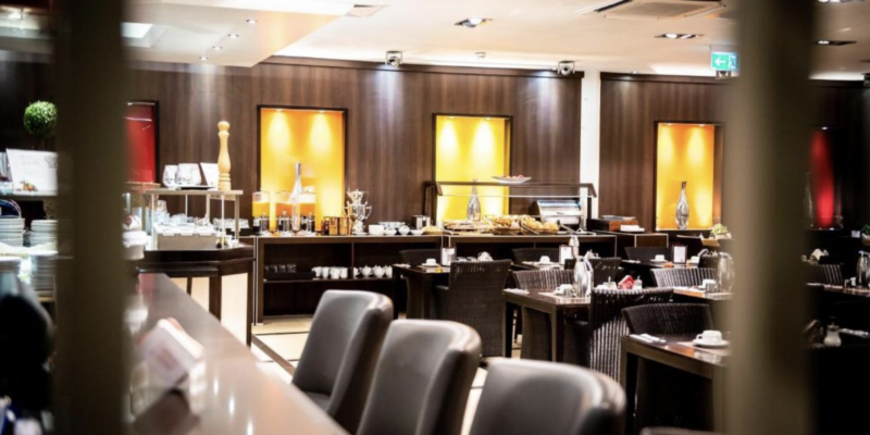 Mauritius Hotel Köln Restaurant Frühstücksbereich Der modern eingerichtete Restaurant- und Frühstücksbereich des Mauritius Hotels mit Buffetstationen, warm beleuchteten Nischen und gedeckten Tischen.