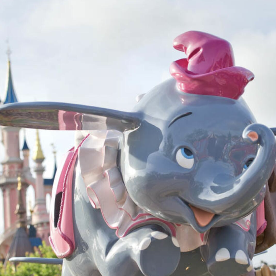 Dumbo the Flying Elephant vor dem Schloss im Disneyland Park