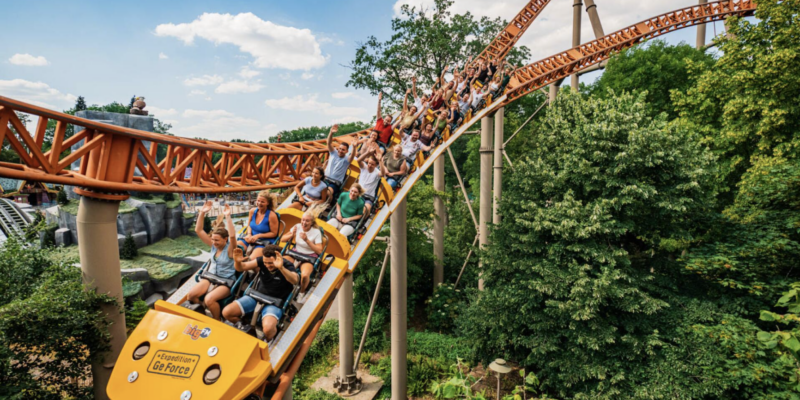Holiday Park Expedition GeForce Achterbahn Gäste mit erhobenen Händen während der rasanten Fahrt auf der Achterbahn Expedition GeForce im Holiday Park.