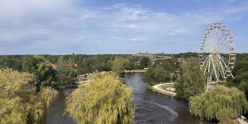 Serengeti Park Abenteuer Safari Riesenrad Panoramablick auf die Abenteuer-Safari mit Riesenrad und Wasserbahn im Serengeti-Park Hodenhagen