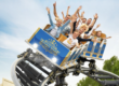 Fahrgäste mit erhobenen Armen in der blauen Achterbahn der Movie Park Studio Tour