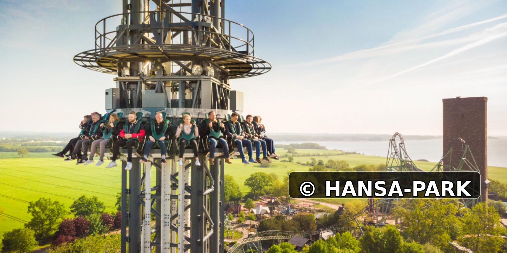 Der Highlander (Freifallturm) Highlander Freifallturm mit Fahrgästen und Ostseeblick im HANSA-PARK