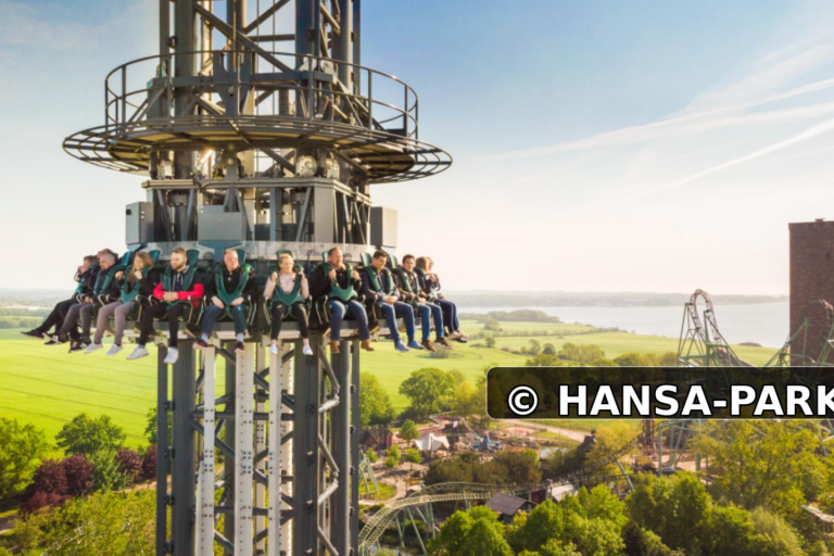 Highlander Freifallturm mit Fahrgästen und Ostseeblick im HANSA-PARK