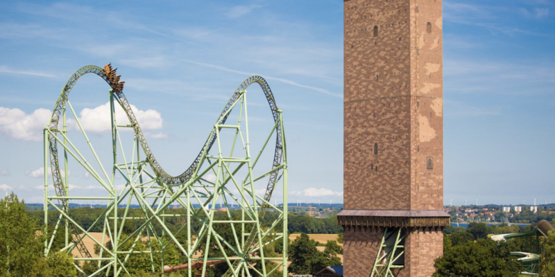 Der Schwur des Kärnan (Herz-Element) Der Schwur des Kärnan mit Achterbahnzug und Kärnan-Turm im HANSA-PARK