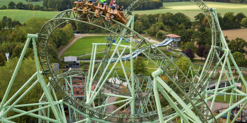 Der Schwur des Kärnan (Vogelperspektive) Vogelperspektive auf Der Schwur des Kärnan mit fahrendem Achterbahnzug