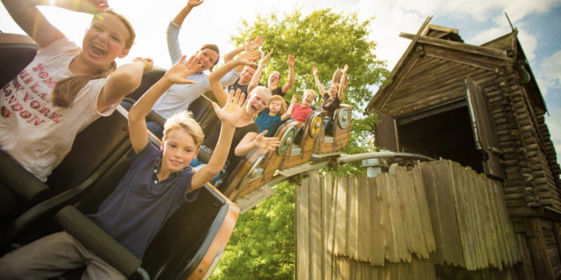 Die Schlange von Midgard Fahrgäste in der Familienachterbahn Die Schlange von Midgard im HANSA-PARK