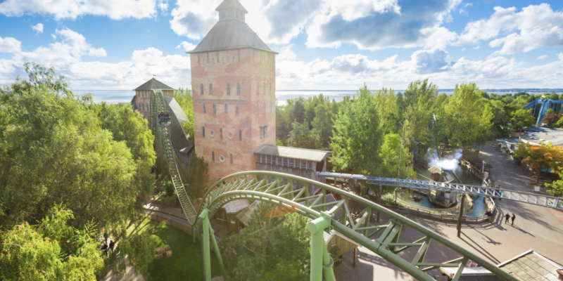 Fluch von Novgorod im HANSA-PARK Fluch von Novgorod mit Backsteinturm und Achterbahnschienen im HANSA-PARK