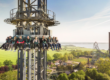Gäste im Freifallturm HIGHLANDER mit Blick über den Hansa-Park und die Ostsee