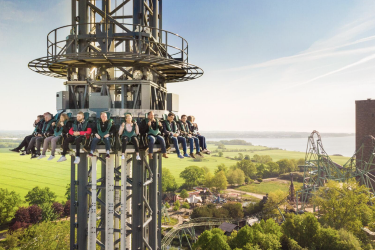 Gäste im Freifallturm HIGHLANDER mit Blick über den Hansa-Park und die Ostsee