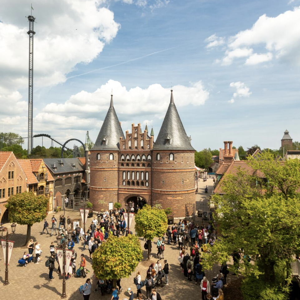 Haupteingang des HANSA-PARKS im Stil des Holstentors mit Besuchern
